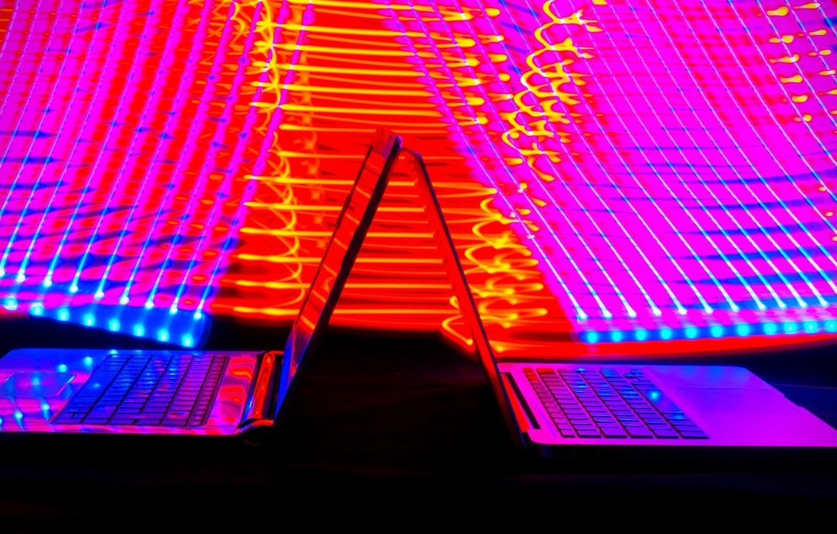 Zwei Laptops vor einem bunten Hintergrund