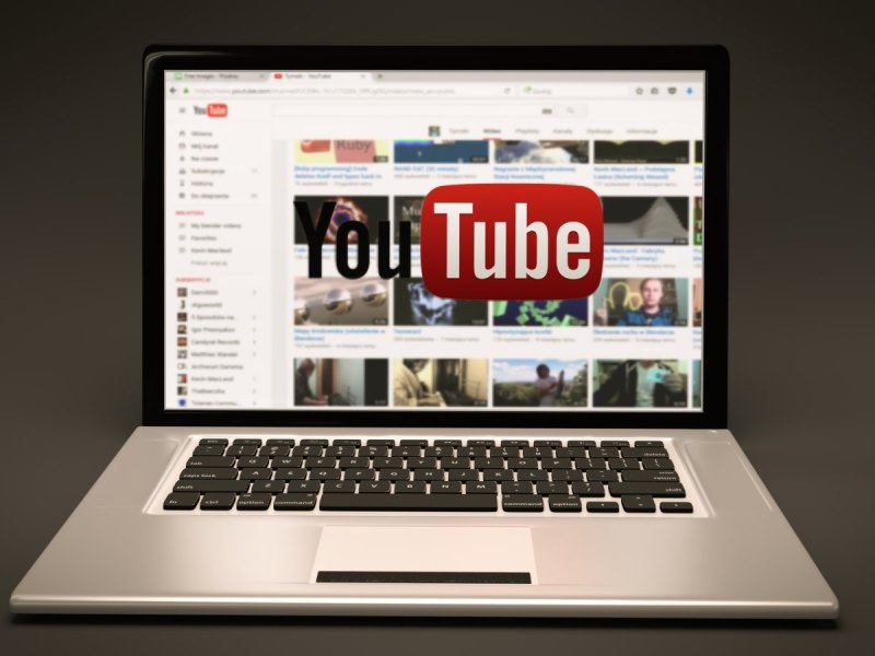 Ein Laptop auf dem die Seite youtube.com geöffnet ist.