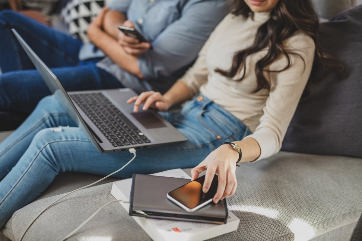 Frau mit Laptop und Powerbank.