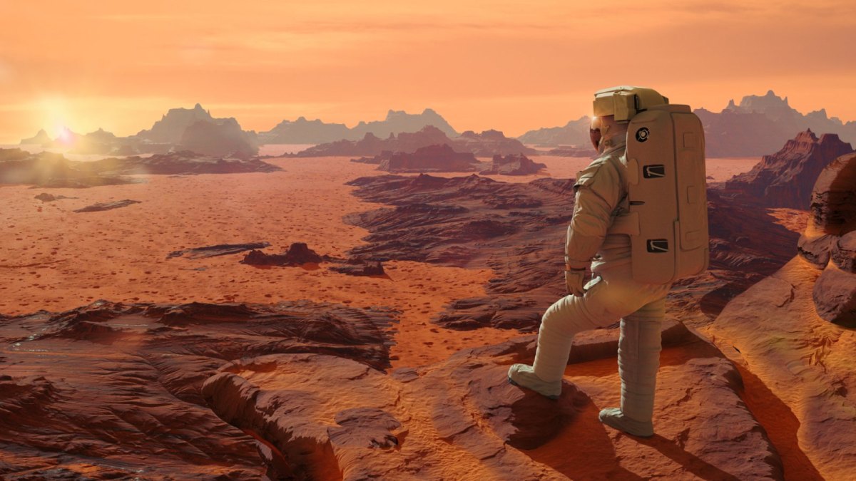 Astronaut auf dem Planeten Mars beobachtet in einer 3D-Illustration die aufgehende Sonne.
