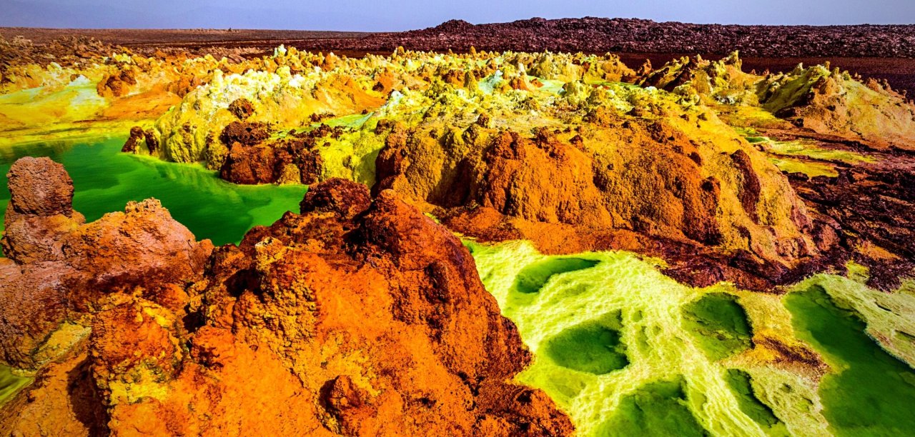 Viele verschiedene Mineralien wie Salz, Kupfer und Kobalt bilden den sich ständig verändernden Dallol, den heißesten und trockensten Ort der Erde, die Danakil-Senke.