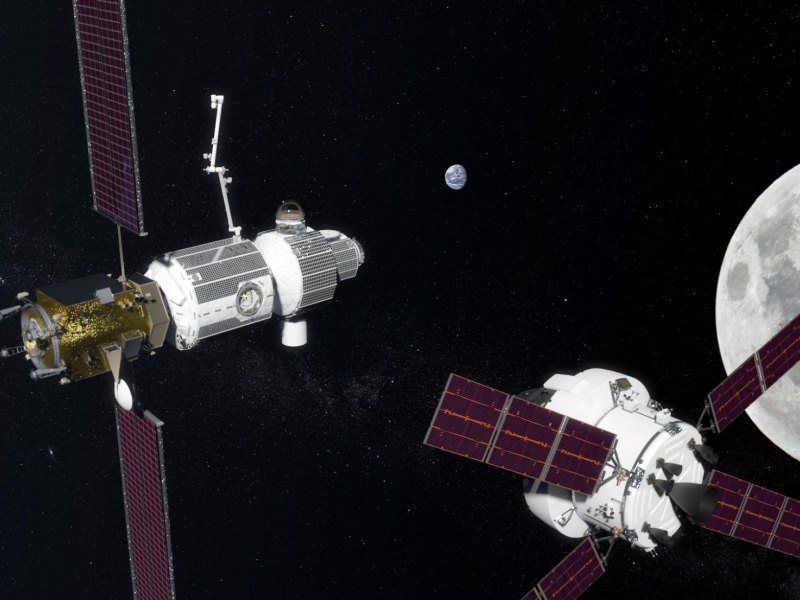 Das Lunar Orbital Platform-Gateway (LOP-G) im Mondorbit samt Orion-Raumschiff (re.) in einer NASA-Darstellung.