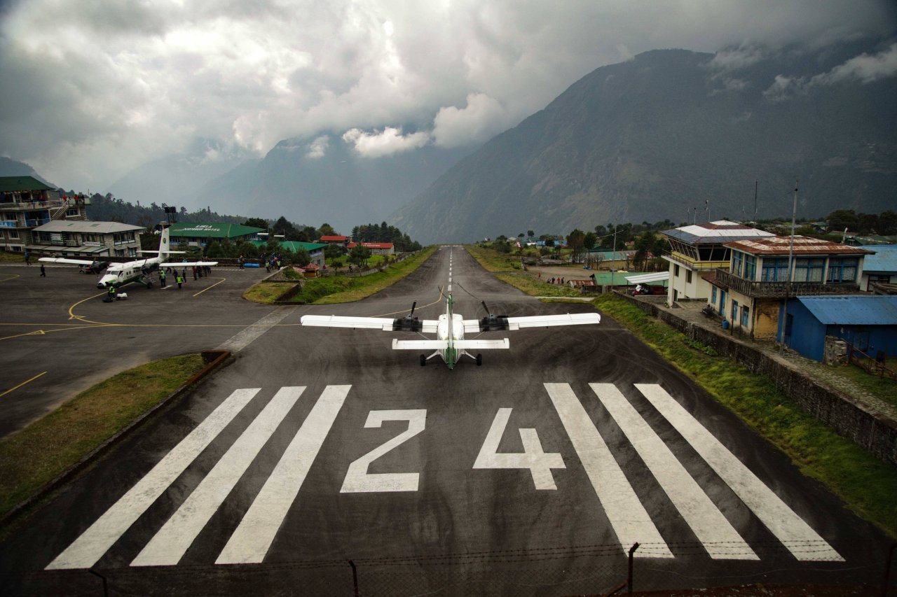 Landen und auch Starten sind am Lukla Airport eine Herausforderung.