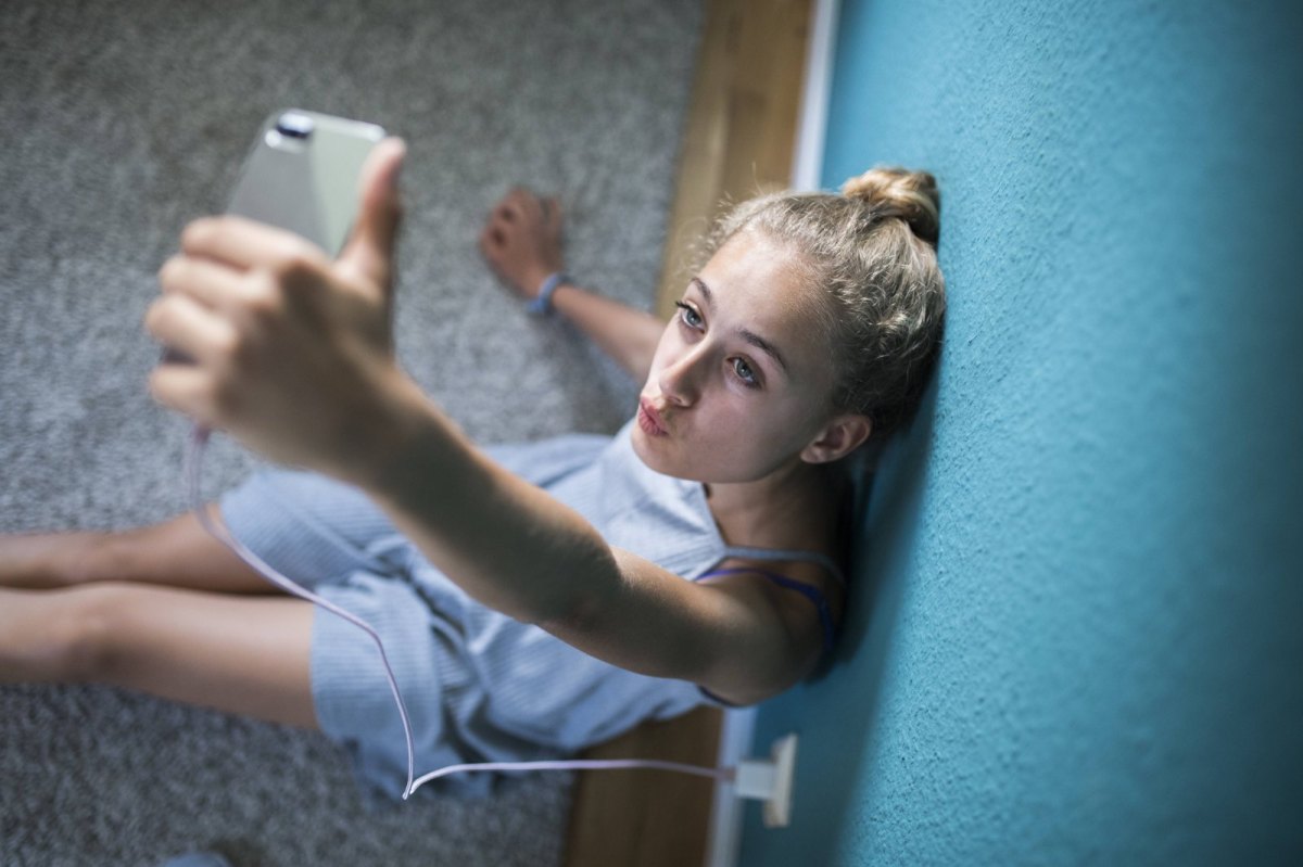 Teenager-Mädchen macht ein Selfie mit ihrem Smartphone.