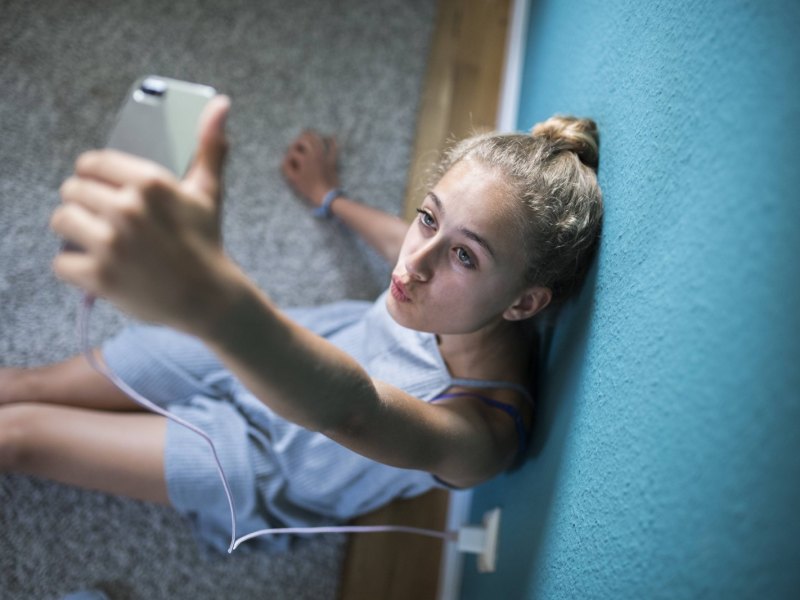 Teenager-Mädchen macht ein Selfie mit ihrem Smartphone.