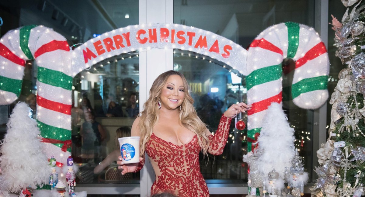 Mariah Carey vor einem Weihnachtsshop