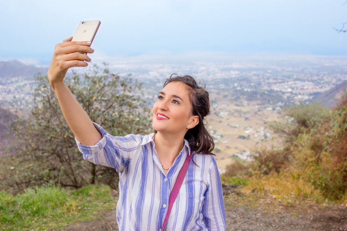 Eine Frau blickt auf ihr Handy