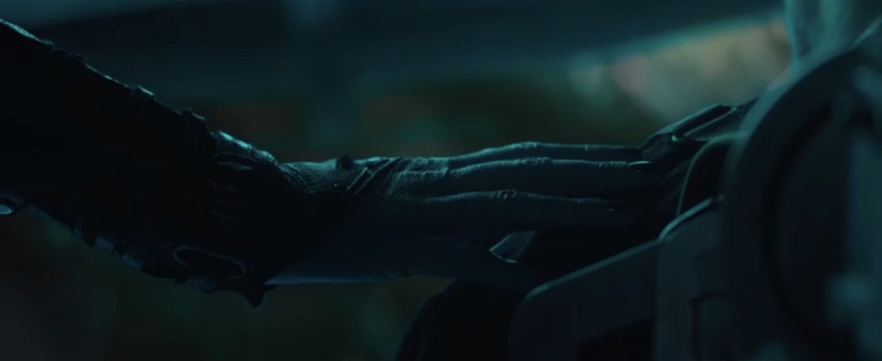 Nebula legt ihre Hand auf Tony Stark.