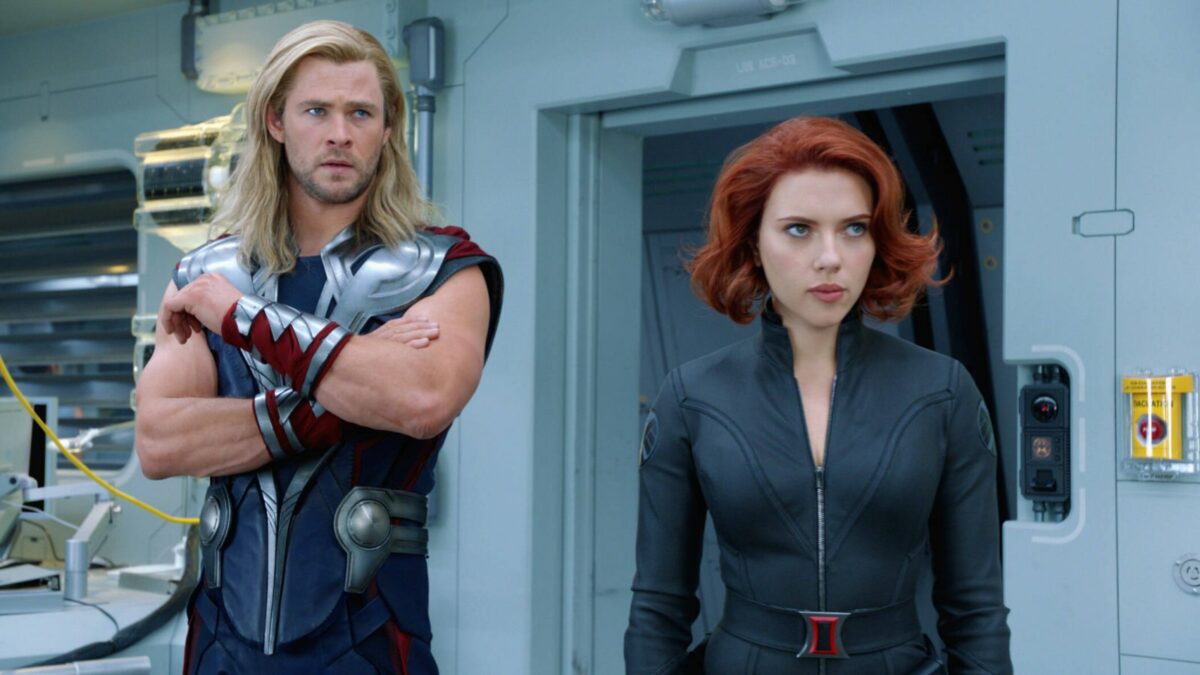 Szenenbild aus The Avengers mit Chris Hemsworth und Scarlett Johansson.
