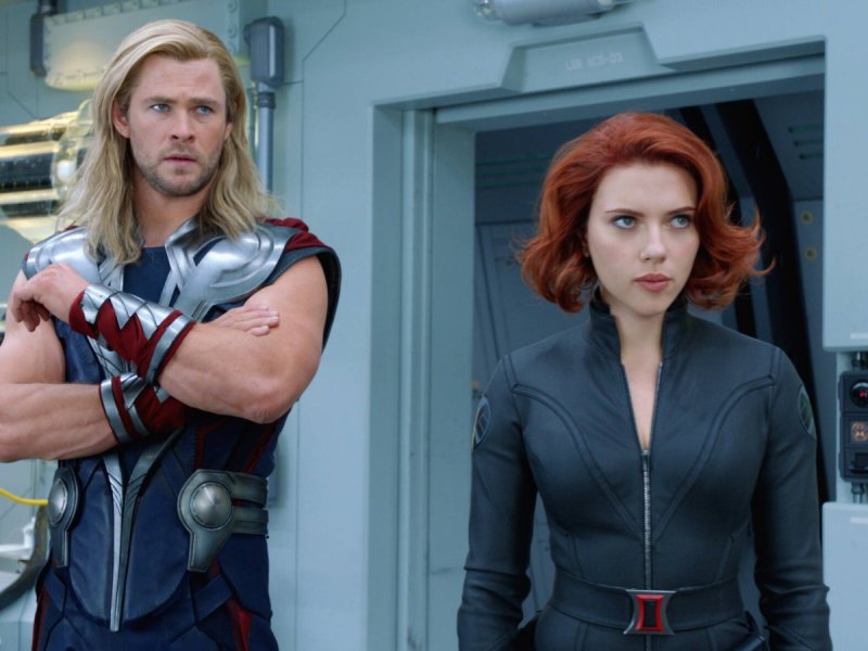 Szenenbild aus The Avengers mit Chris Hemsworth und Scarlett Johansson.