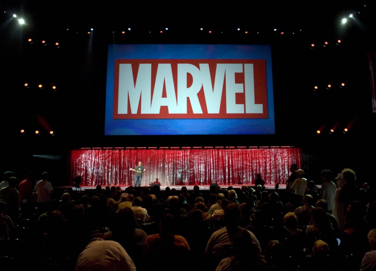 Marvel-Schriftzug auf einer Kinoleinwand