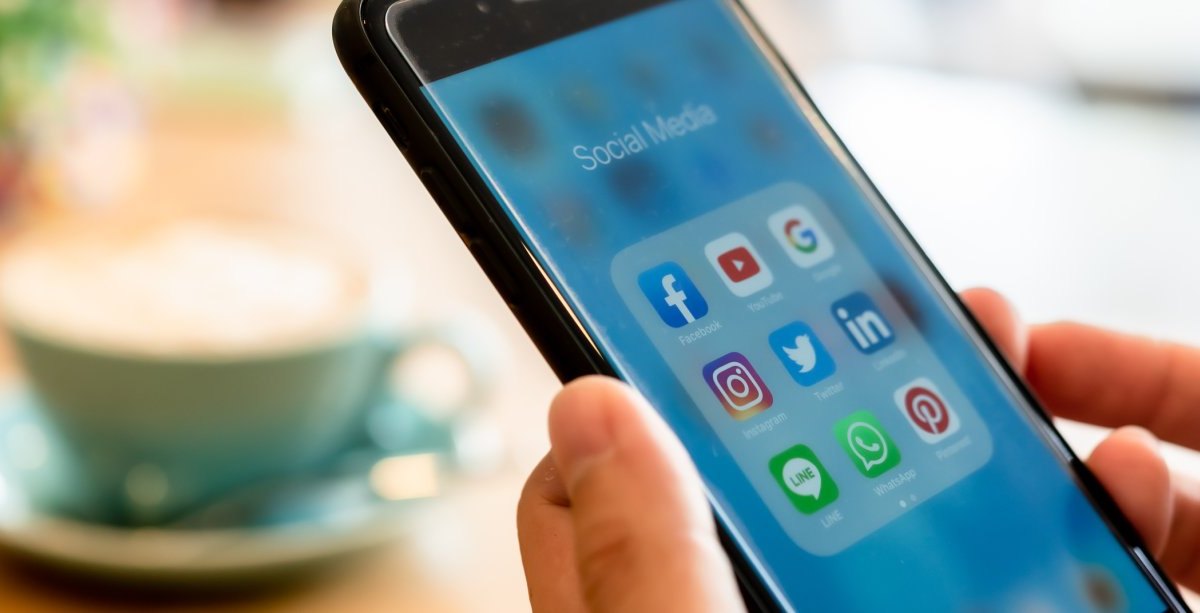 Diverse Messenger-Apps auf einem Handy
