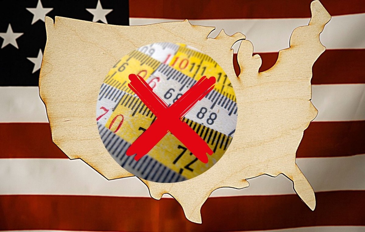 Zentimeter-Band durchgestrichen vor einer USA-Flagge.
