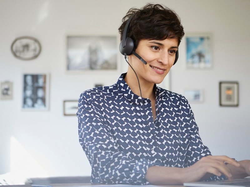 Frau mit Headset.