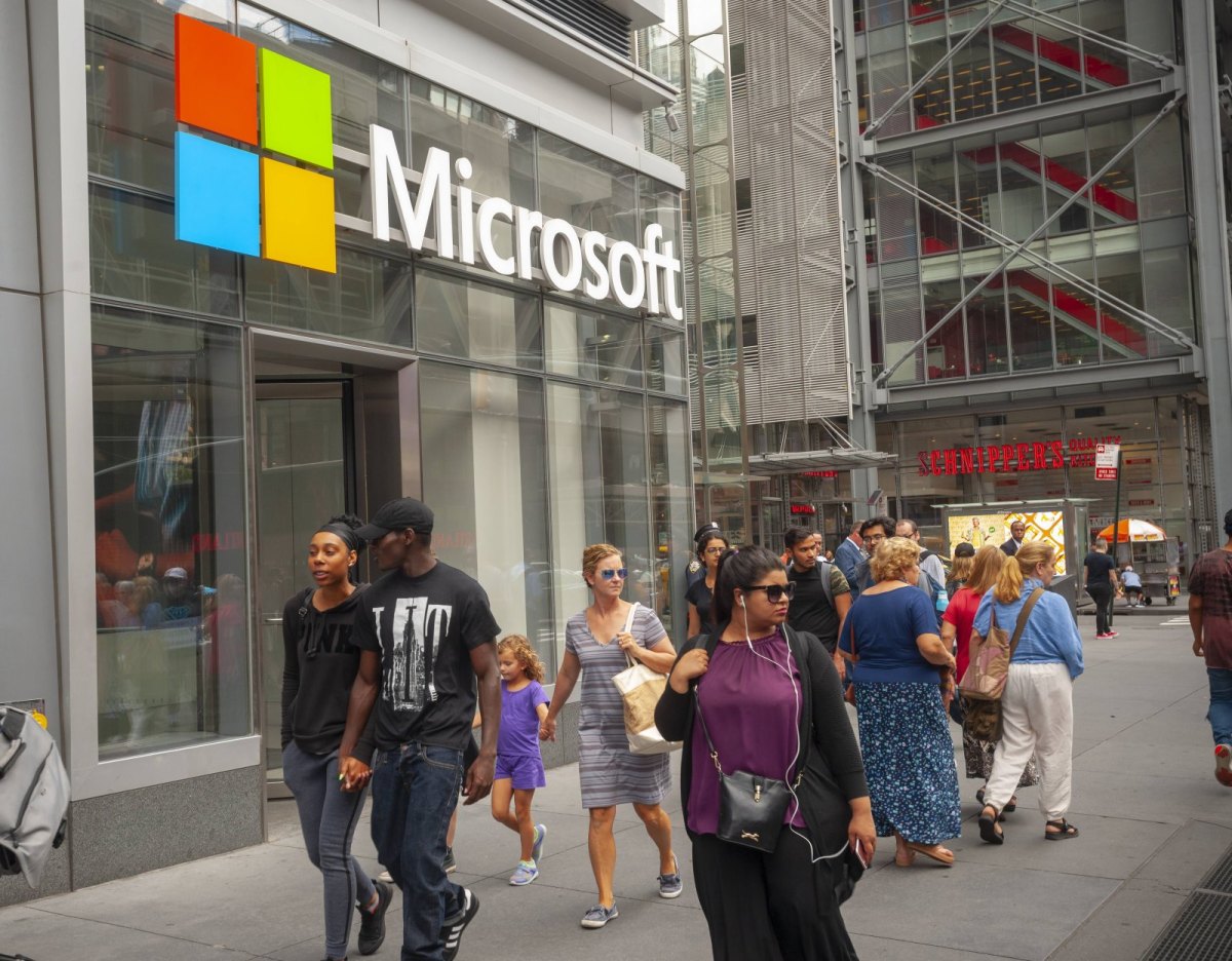 Kunden vor einem Microsoft Store.