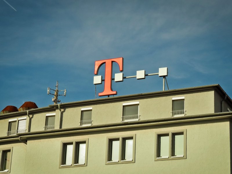 Das Telekom-Logo auf einem Gebäude. Zur Zeit hält der Bund 32 Prozent der Anteile an der Telekom.
