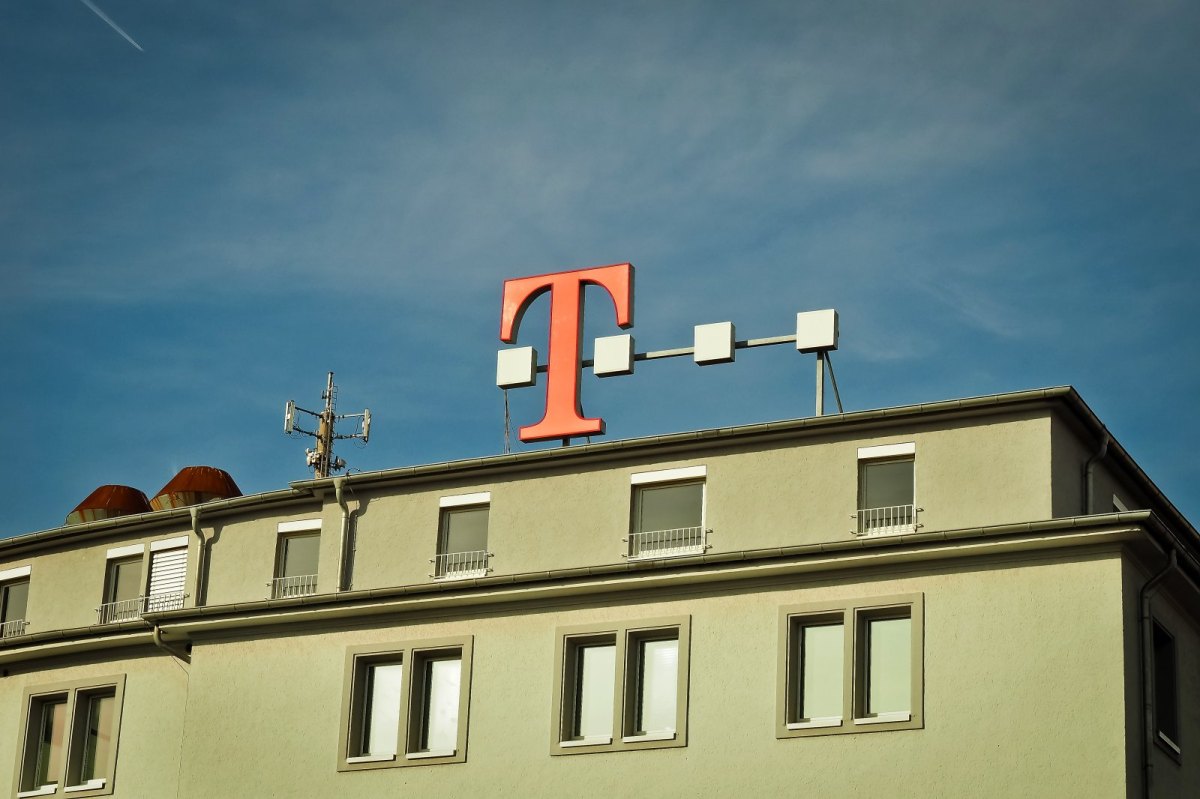 Das Telekom-Logo auf einem Gebäude. Zur Zeit hält der Bund 32 Prozent der Anteile an der Telekom.