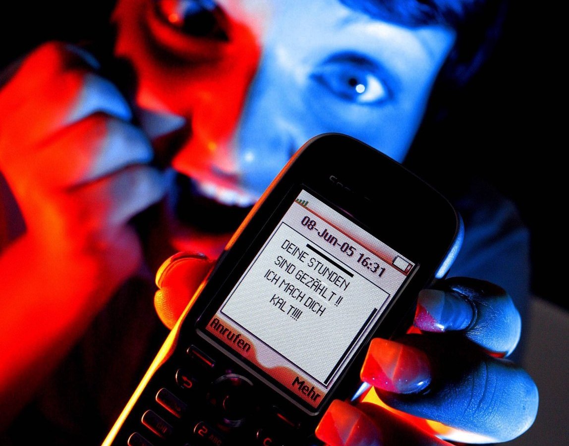 Panische junge Frau hat Morddrohung per SMS erhalten