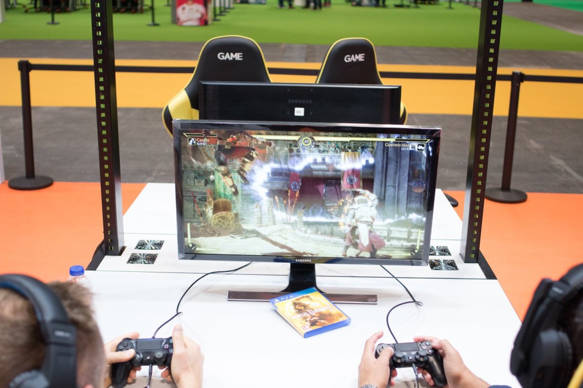Menschen spielen "Mortal Kombat 11" auf der PlayStation