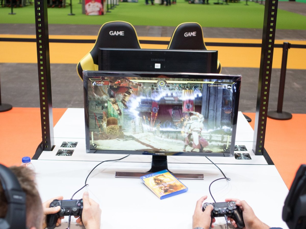 Menschen spielen "Mortal Kombat 11" auf der PlayStation