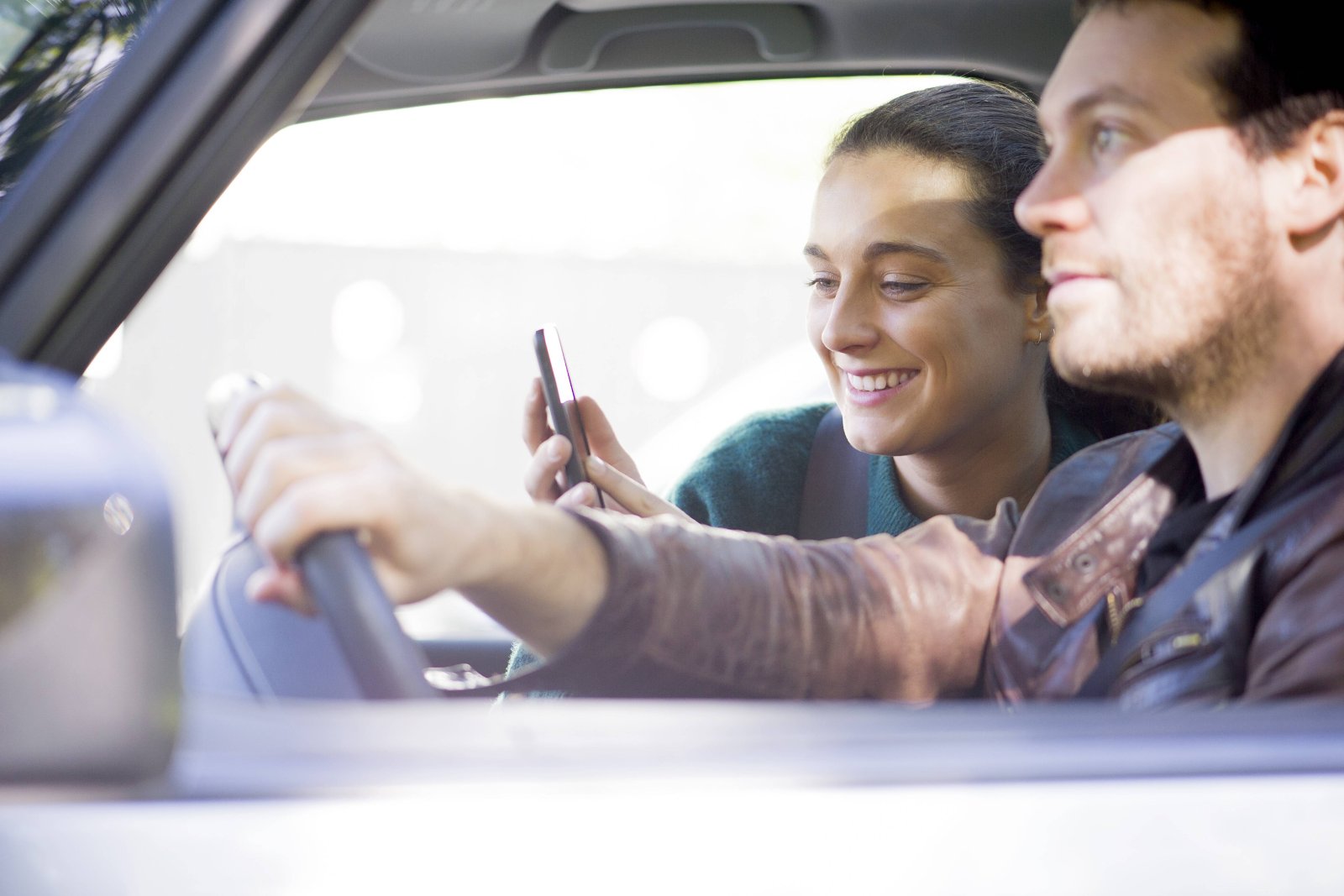 Handy mit dem Autoradio verbinden: Mach ein Upgrade für dein Auto