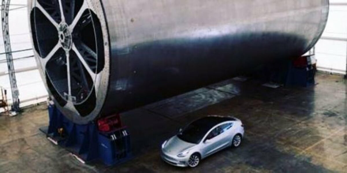 Ein riesiges Weltraumwerkzeug im Vergleich mit einem Model 3 von Tesla.