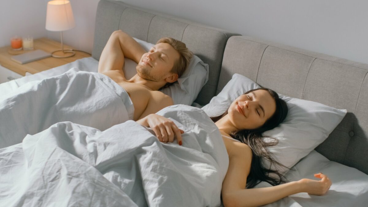 Frau und Mann im Bett