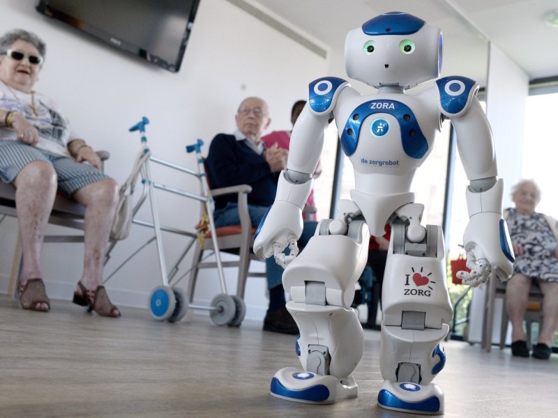 Roboter Nao mit Senioren