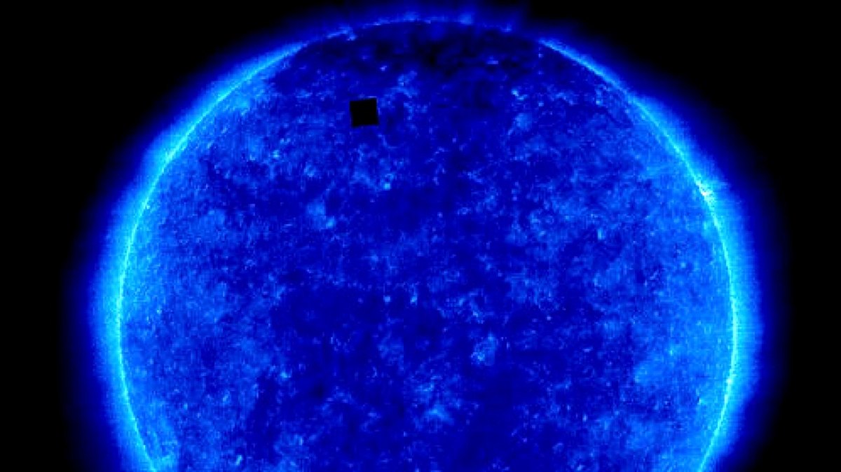 Ein NASA-Bild der Sonne. Am oberen linken Rand befindet sich ein schwarzes Quadrat.