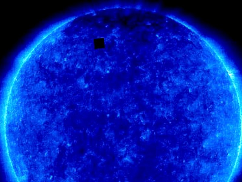 Ein NASA-Bild der Sonne. Am oberen linken Rand befindet sich ein schwarzes Quadrat.