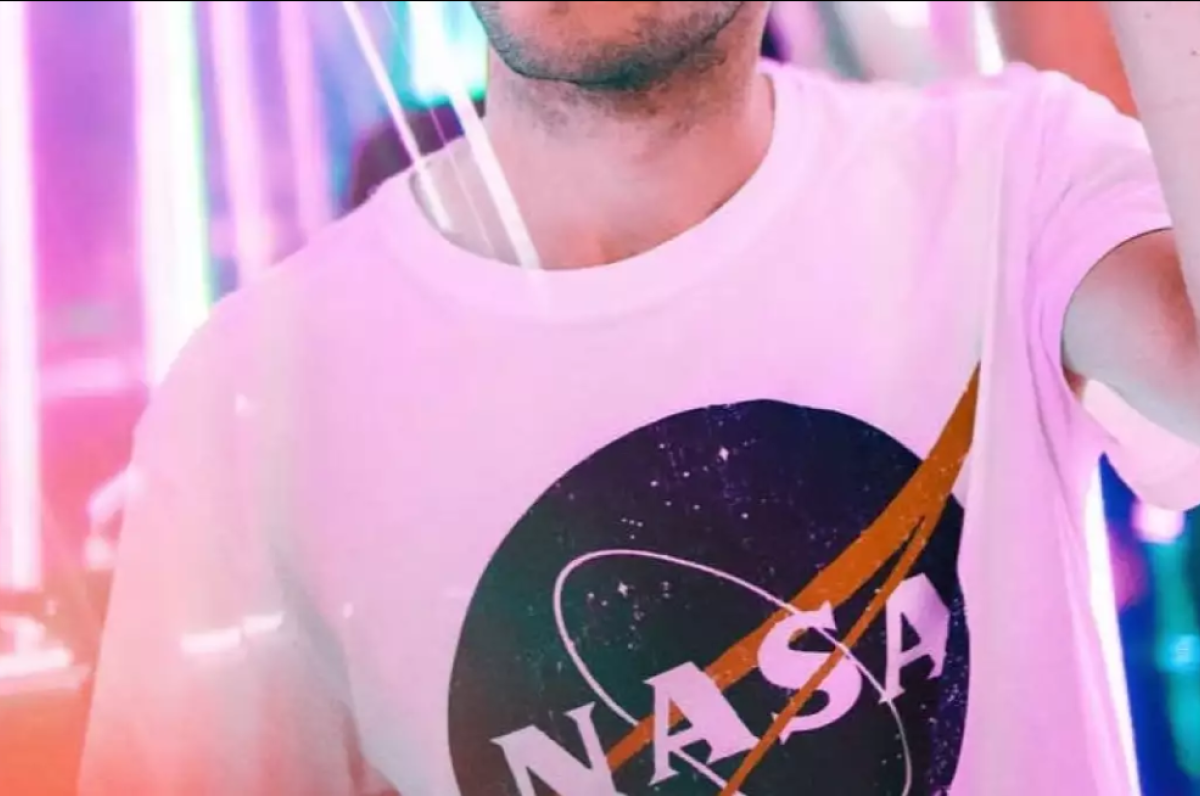 Mann mit NASA-T-Shirt