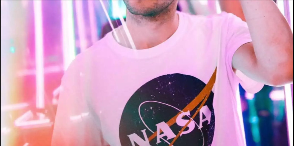 Mann mit NASA-T-Shirt