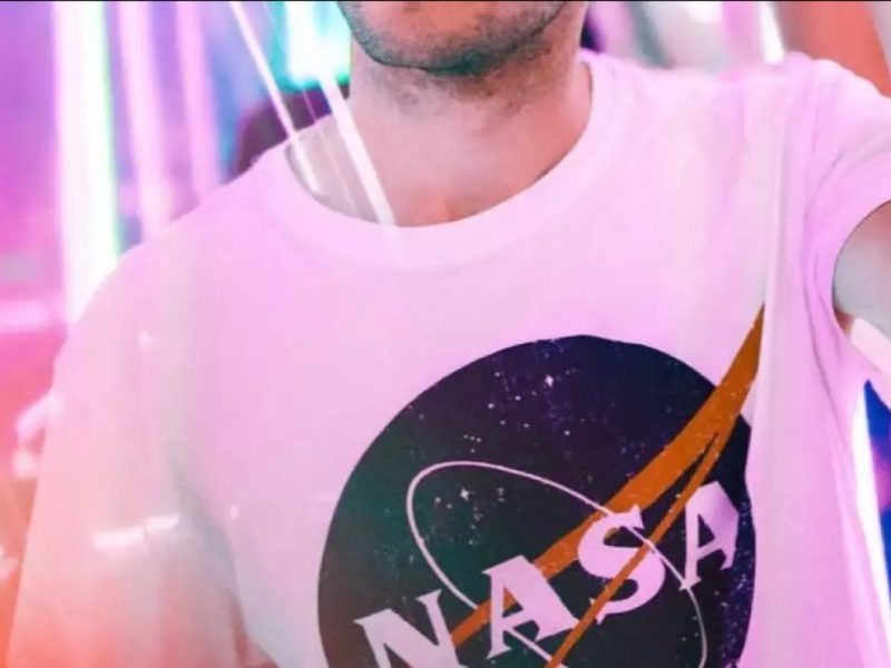 Mann mit NASA-T-Shirt