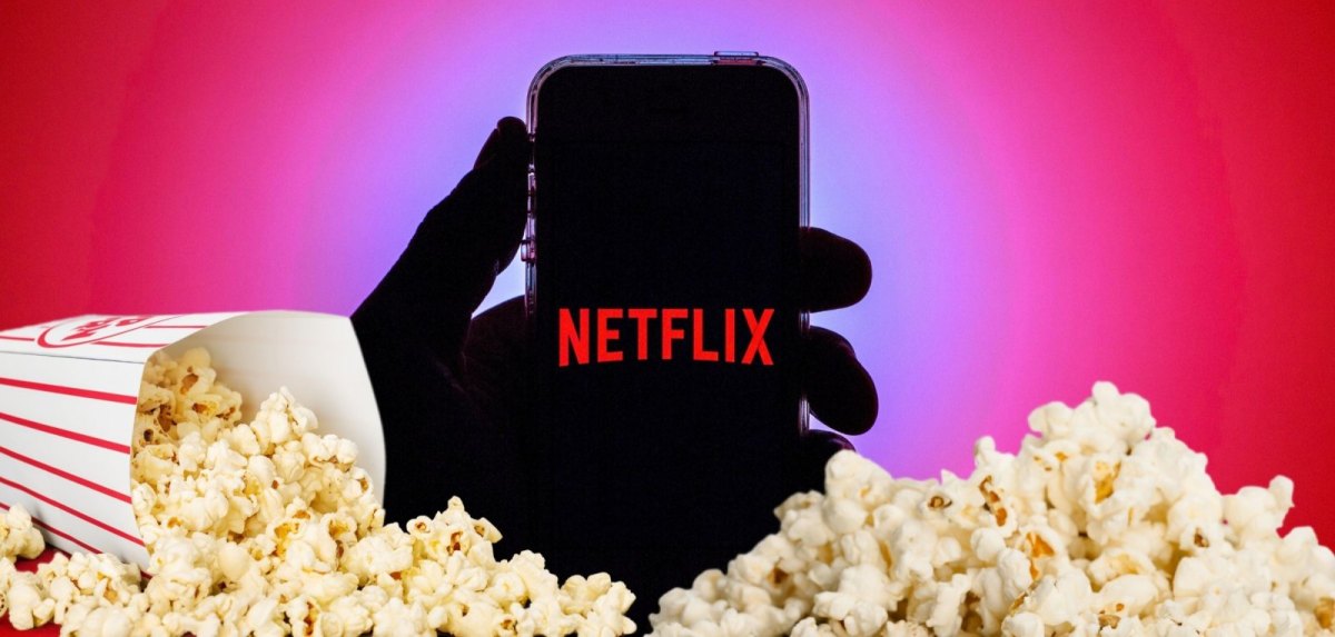 Netflix-Logo mit Popcorn.