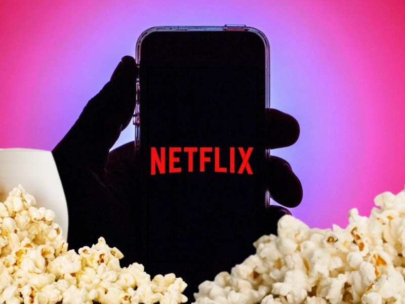 Netflix-Logo mit Popcorn.