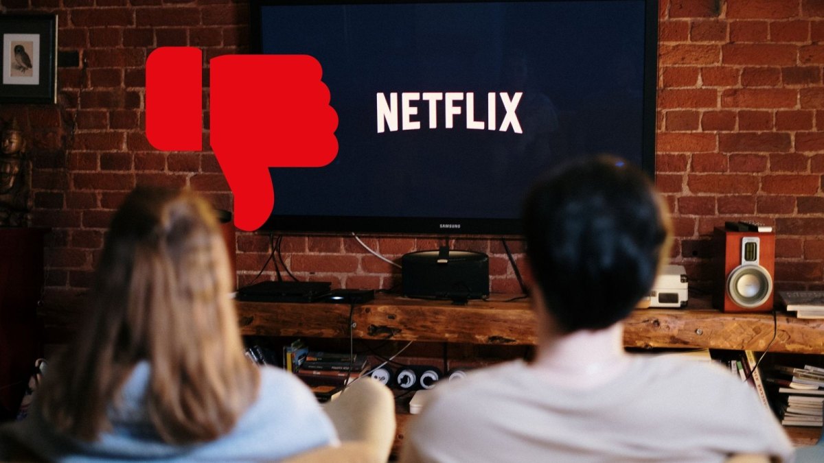 Zwei Menschen vor TV mit Netflix-Logo und Daumen runter.