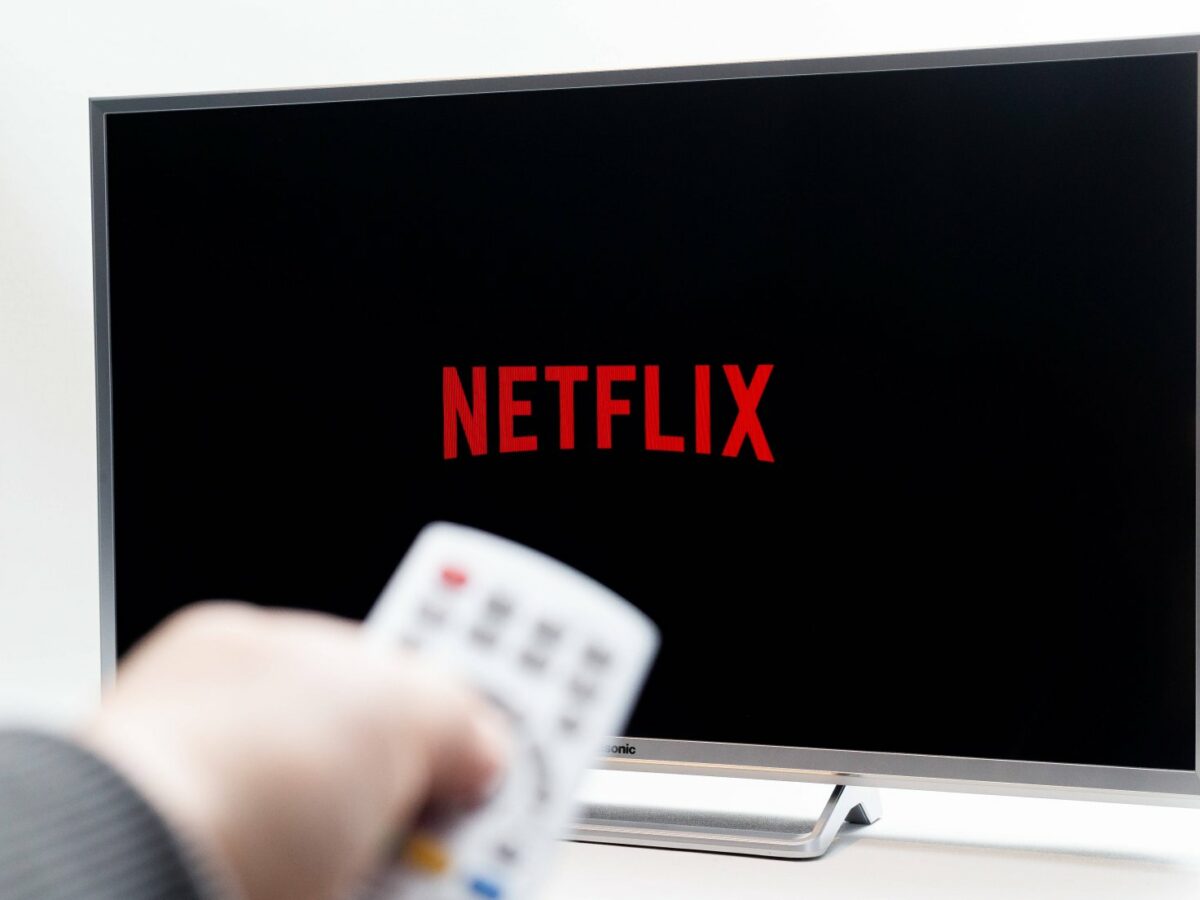 Fernseher mit Netflix-Logo.