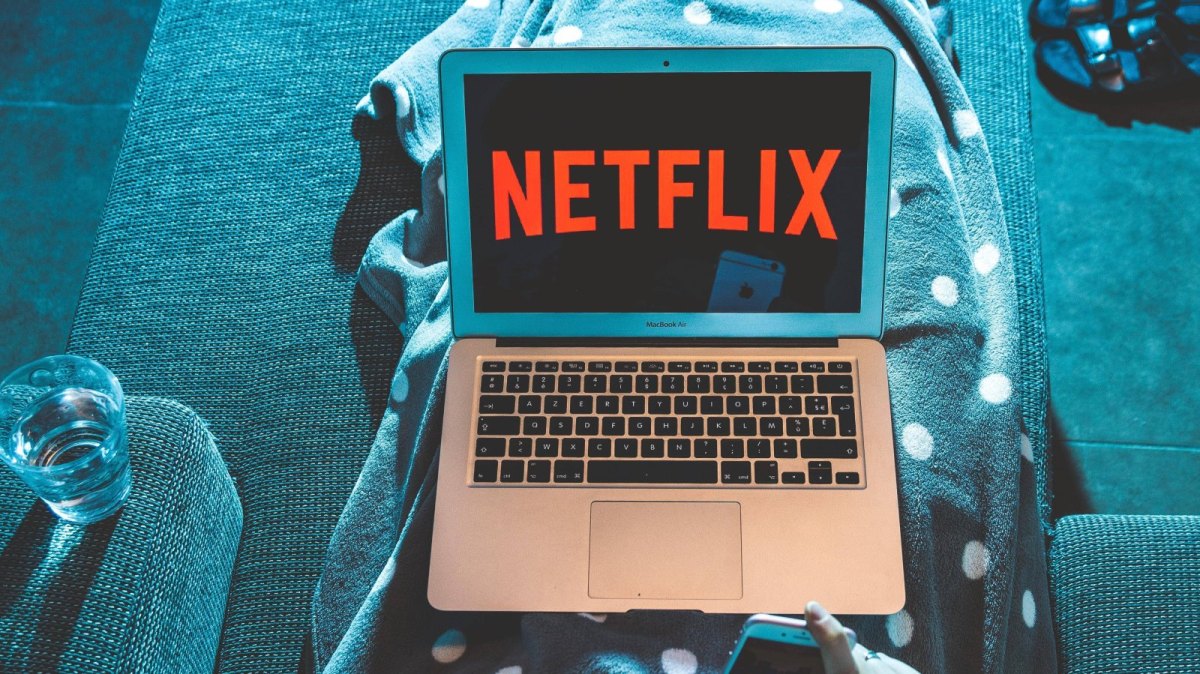 Laptop mit Netflix liegt auf Decke