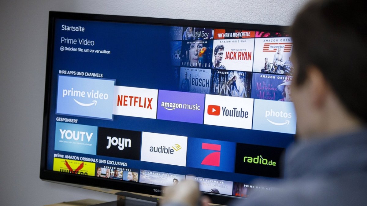 Fire TV Stick-Oberfläche mit Amazon und Netflix.