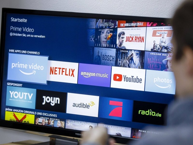 Fire TV Stick-Oberfläche mit Amazon und Netflix.