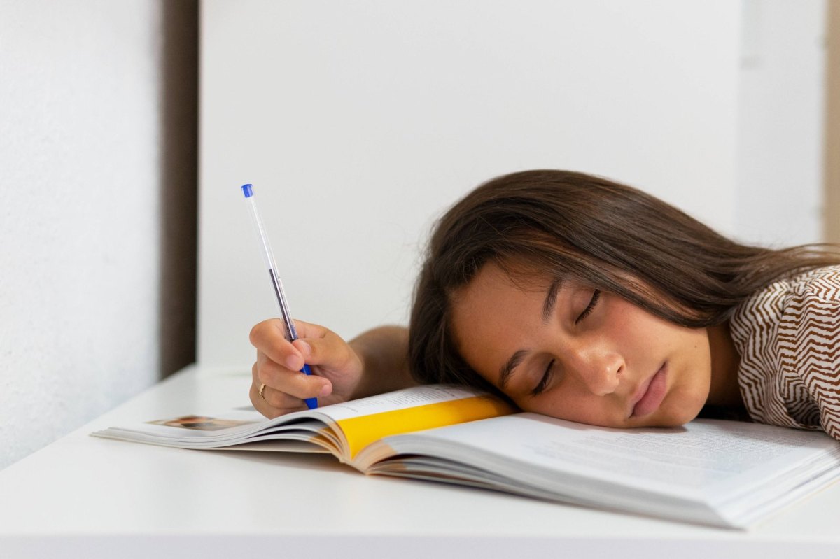 studentin beim lernen eingeschlafen
