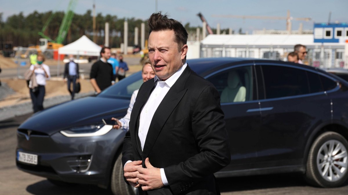 Elon Musk vor einem Tesla Model Y