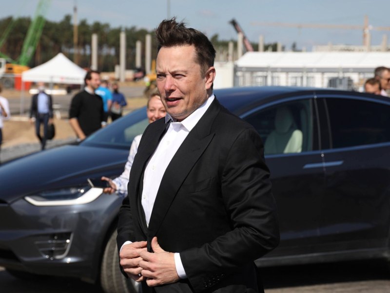 Elon Musk vor einem Tesla Model Y