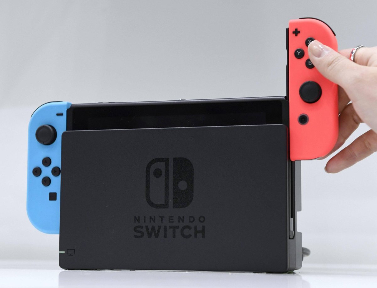 Joycon wird in Nintendo Switch gesteckt