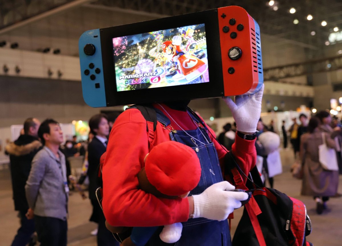 Ein Mann trägt eine Nintendo Switch auf seinem Kopf