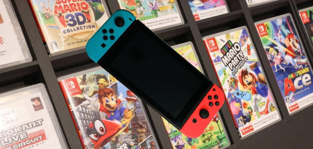 Nintendo Switch im Laden mit Spielen