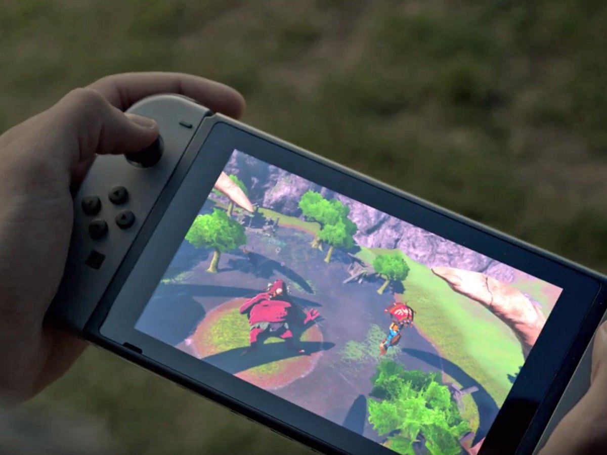 Ein Nutzer hält eine Nintendo Switch in seinen Händen.