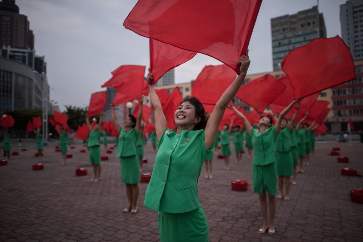 Frauen tanzen zu Propaganda-Zwecken mit Flaggen im nordkoreanische Pjöngjang.