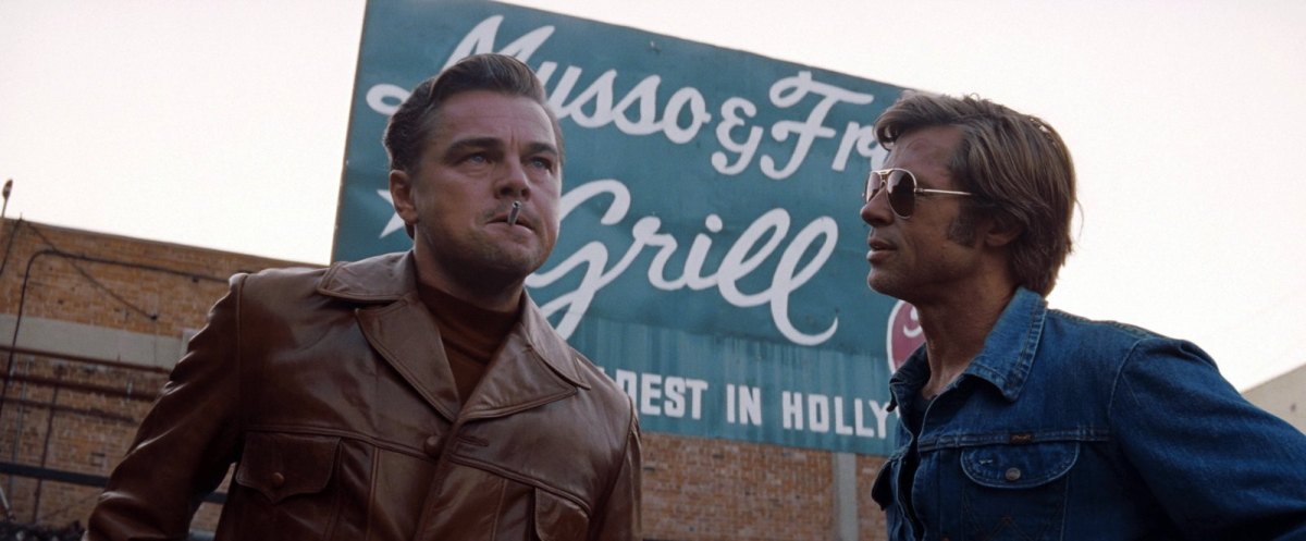 Szenenbild aus Once Upon A Time In Hollywood mit Leonardo DiCaprio und Brad Pitt.
