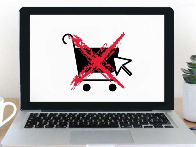 Durchgestrichener Einkaufswagen auf dem Bildschirm-Laptop.